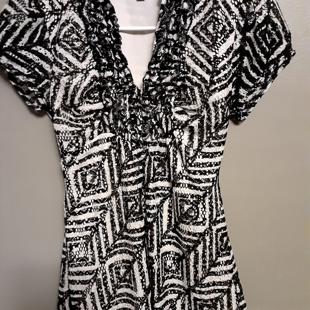 H&S black and white top